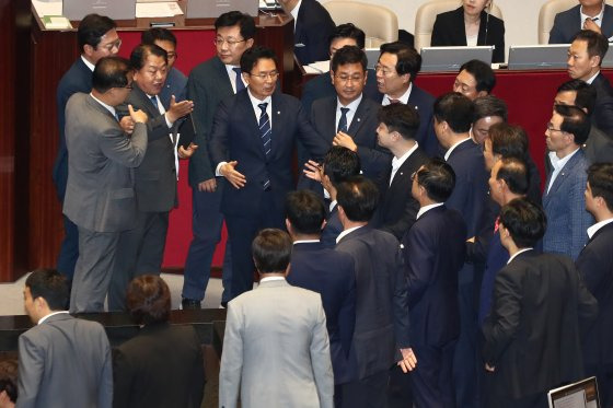 김병주 더불어민주당 의원이 2일 오후 서울 여의도 국회에서 열린 제415회국회(임시회) 4차 본회의 정치·외교·통일·안보 분야 대정부질문에서 한덕수 국무총리에게 질문을 하다가 국민의힘 의원들을 향해 '정신나갔다'고 표현한 것을 두고 국민의힘 의원들에게 항의를 받으며 설전을 벌이고 있다. 뉴스1