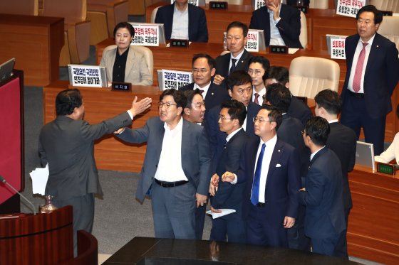 김병주 더불어민주당 의원이 2일 오후 서울 여의도 국회에서 열린 제415회국회(임시회) 4차 본회의 정치·외교·통일·안보 분야 대정부질문에서 한덕수 국무총리에게 질문을 하다가 국민의힘 의원들을 향해 '정신나갔다'고 표현한 것을 두고 국민의힘 의원들에게 항의를 받으며 설전을 벌이고 있다.  김 의원은 한 총리에게 질문을 하다가 "정신 나간 국민의힘 의원들은 논평에서 한미일 동맹이라고 표현했다"며 "일본은 국토에 대한 야욕을 갖고 있는 나라인데 어떻게 일본과 동맹을 한다고 생각하냐"고 발언했다. 이에 국민의힘 의원들이 강하게 항의하며 본회의가 정회됐다. 뉴스1