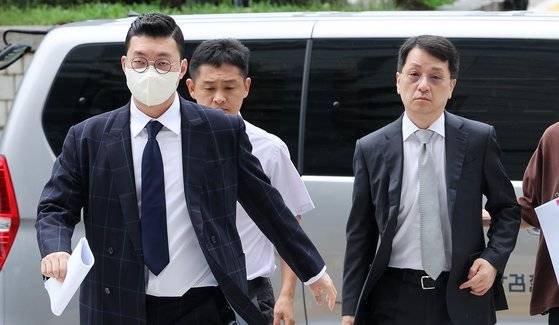 이상영 대우산업개발 회장(왼쪽)과 한재준 전 대우산업개발 부회장이 지난해 서울 서초구 서울중앙지법에서 열린 특정경제범죄 가중처벌 등에 관한 법률 위반(횡령,배임,사기) 등 혐의 관련 영장실질심사를 받기 위해 법정으로 향하고 있다. 우상조 기자