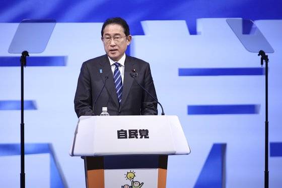 4월 28일 열린 일본 중의원(하원) 보궐선거에서 집권 자민당이 유일하게 후보를 낸 시마네 1구에서 패하면서 ‘부전패(후보를 내지 않음)’를 포함해 ‘3전 전패’를 기록했다고 NHK와 교도통신 등이 보도했다. 제1 야당인 입헌민주당이 3개 선거구에서 모두 승리했다. 이번 선거 결과로 지지율이 ‘퇴진 위기’ 수준인 20%대에 머물고 있는 기시다 후미오(岸田文雄) 정권이 와해할 수 있다는 전망까지 조심스럽게 나오고 있다. AP=연합뉴스