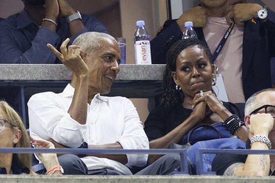 버락 오바마(왼쪽) 전 미국 대통령과 그의 부인 미셸 오바마 여사가 지난해 8월 28일 뉴욕 USTA 내셔널 테니스 센터에서 열린 US 오픈 테니스 챔피언십 1라운드 경기를 관람하고 있다. EPA=연합뉴스