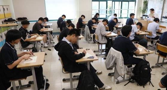 2025학년도 대학수학능력시험 6월 모의평가가 열린 4일 서울 용산구 용산고등교에서 고등학교 3학년 수험생들이 1교시 국어 영역 시험 답안지를 작성하고 있다. 사진공동취재단