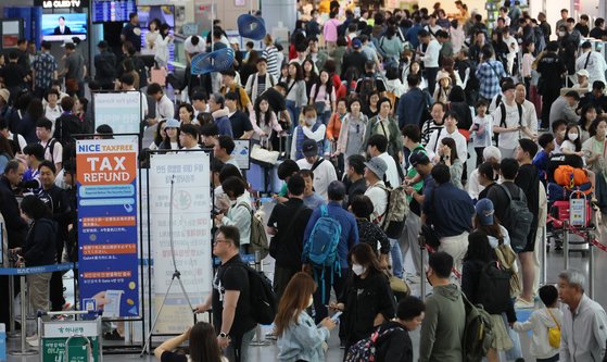 현충일 징검다리 연휴 시작일인 지난달 6일 부산 강서구 김해국제공항 국제선 2층 출국장에 여행객이 출국 수속을 밟기 위해 길게 줄을 서는 등 붐비는 모습. 송봉근 기자