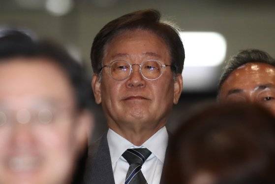 이재명 더불어민주당 전 대표가 2일 저녁 서울 여의도 국회에서 의원총회를 마친뒤 나와 김병주 의원의 발언을 듣고 있다. 뉴스1