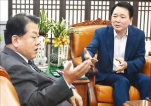 김병주 더불어민주당 의원(왼쪽)이 3일 국민의힘 소속 성일종 위원장에게 국방위 전체회의가 취소된 데 대해 항의하고 있다.  /강은구 기자