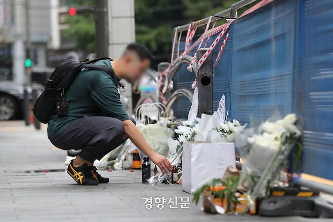 역주행 차량이 인도를 덮쳐 9명이 숨지는 사고가 발생했던 서울 시청역 인근 사고 현장에서 3일 한 시민이 헌화하고 있다. 한수빈 기자