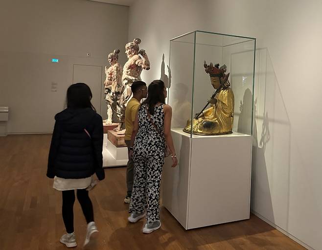 ‘꽃을 든 보살상’으로 알려진 조선시대 ‘목조 관음보살상’이 네덜란드 국립박물관 아시아관에서 처음 선보인다. 사진은 목조관음불상을 살펴보는 네덜란드 현지 괄람객들 모습. 국립중앙박물관 제공