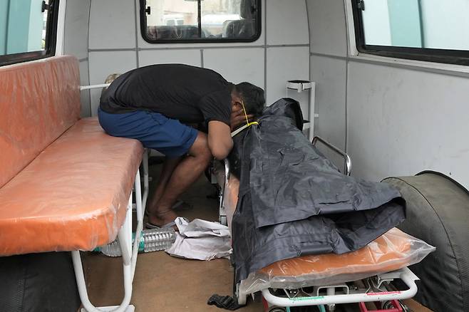 3일(현지시간) 인도 북부 하트라스 지역의 병원에서 한 남성이 압사사고로 숨진 여동생의 시신 옆에서 슬퍼하고 있다. AP연합뉴스