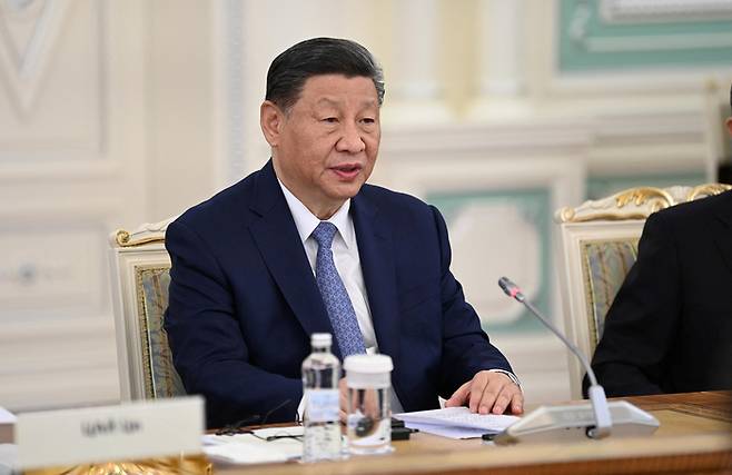 시진핑 중국 국가주석이 3일 카자흐스탄 아스타나에서 카심 조마르트 토카예프 카자흐스탄 대통령과 회담하고 있다.  로이터연합뉴스