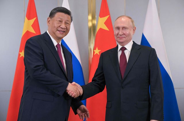 시진핑 중국 국가주석과 블라디미르 푸틴 러시아 대통령이 3일(현지시간) 카자흐스탄 아스타나에서 열린 상하이협력기구(SCO) 정상회의에서 만나 악수하고 있다. AFP연합뉴스