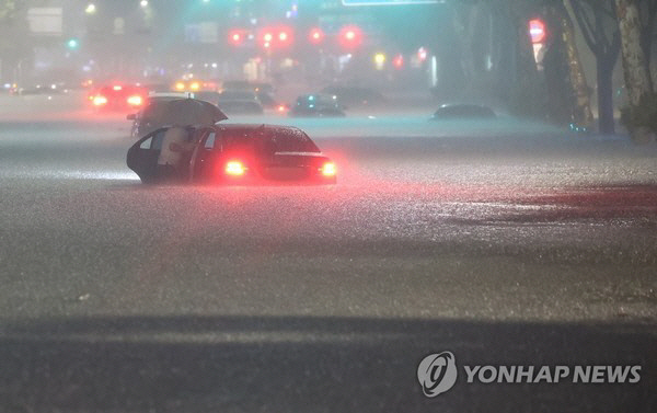 지난 2022년 서울 강남 시내에서 집중호우로 자동차가 고립돼 있다. [사진 = 연합뉴스]