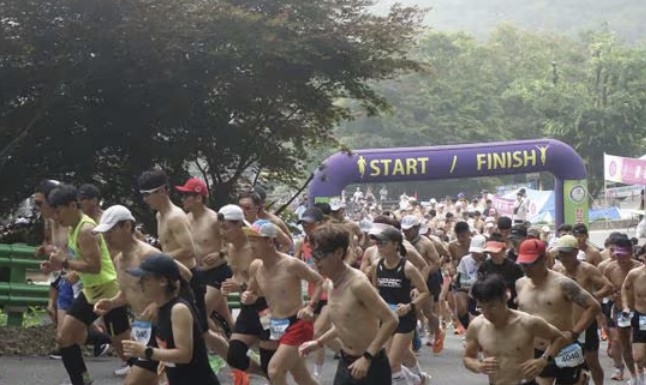 알몸 마라톤대회에 참가한 이들이 힘차게 달리고 있다. [사진 = 보은군]