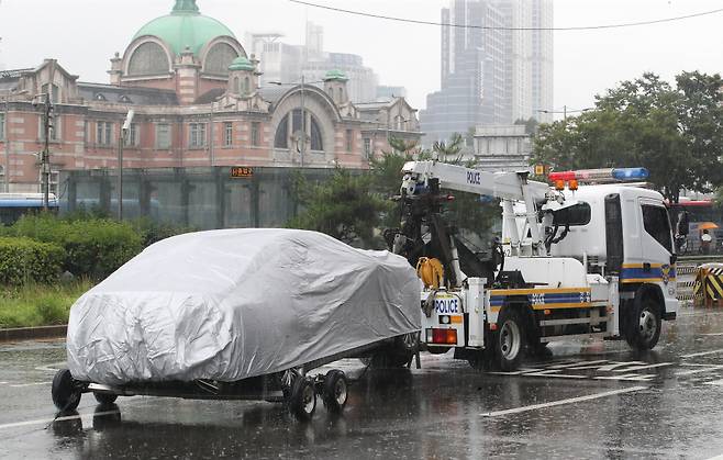 2일 서울 중구 남대문경찰서에서 경찰 관계자가 견인차로 시청역 인도 차량돌진 사고 가해차량을 이동하고 있다. /사진=뉴스1