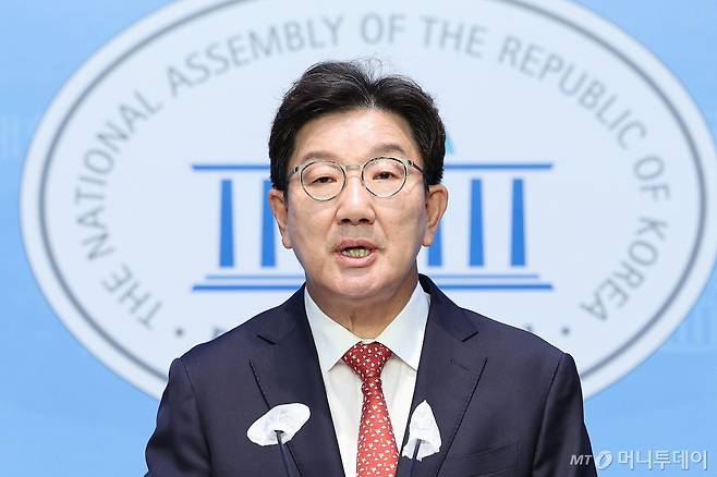 (서울=뉴스1) 신웅수 기자 = 권성동 국민의힘 의원이 3일 서울 여의도 국회 소통관에서 임성근 사단장 단톡방 제보공작 의혹 관련 기자회견을 하고 있다. 2024.7.3/뉴스1  Copyright (C) 뉴스1. All rights reserved. 무단 전재 및 재배포,  AI학습 이용 금지. /사진=(서울=뉴스1) 신웅수 기자