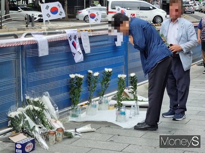한 시민이 사고 피해자들을 추모하고 있다. /사진=최혜리 기자