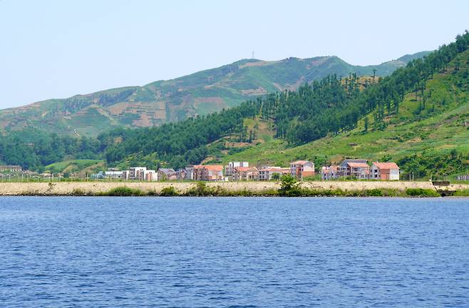 압록강 유람선을 타면 북한 마을을 코앞에서 볼 수 있다. [함영훈 기자]