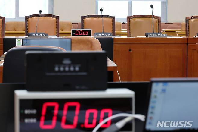 [서울=뉴시스] 조성우 기자 = 3일 오전 서울 여의도 국회에서 열릴 예정이던 국방위원회 전체회의가 취소된 가운데 국무위원석이 비어 있다. 2024.07.03. xconfind@newsis.com