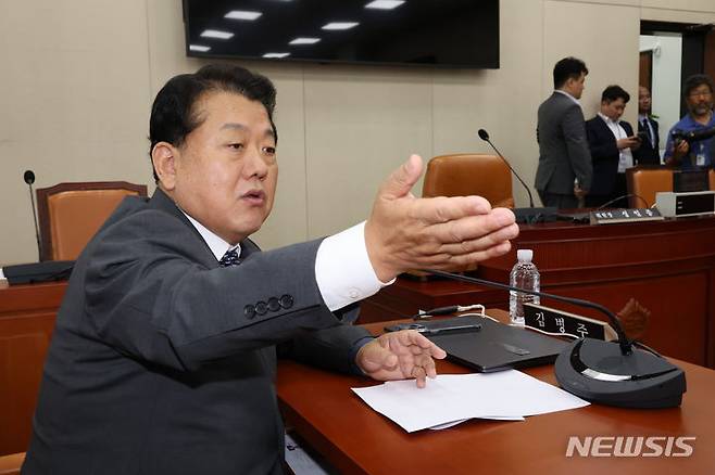 [서울=뉴시스] 조성우 기자 = 김병주 더불어민주당 의원이 3일 오전 서울 여의도 국회에서 열린 국방위원회 전체회의에 앞서 발언하고 있다. 2024.07.03. xconfind@newsis.com