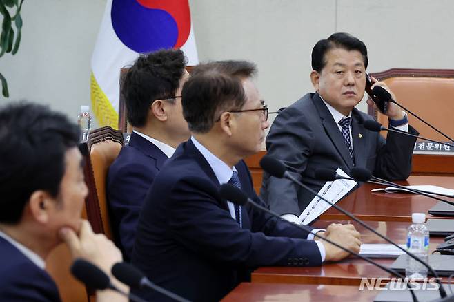 [서울=뉴시스] 조성우 기자 = 김병주 더불어민주당 의원 3일 오전 서울 여의도 국회에서 열릴 예정이던 국방위원회 전체회의가 취소되자 국민의힘 소속 성일종 국방위원장에게 전화를 걸어 회의를 열어달라고 요청하고 있다. 2024.07.03. xconfind@newsis.com