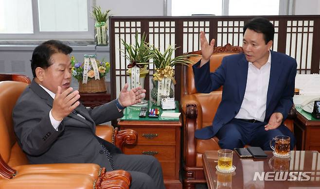 [서울=뉴시스] 조성우 기자 = 김병주 더불어민주당 의원 3일 오전 서울 여의도 국회에서 열릴 예정이던 국방위원회 전체회의가 취소되자 국민의힘 소속 성일종 국방위원장을 만나 회의를 열어달라고 요청하고 있다. 2024.07.03. xconfind@newsis.com