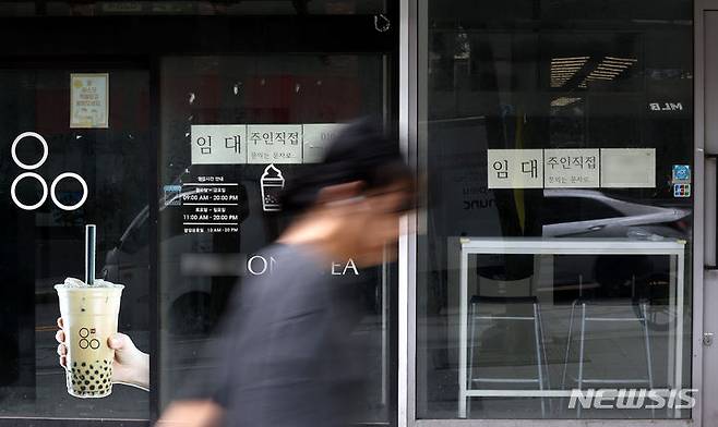 [서울=뉴시스] 추상철 기자 = 서울 시내 상가에 임대문의 게시물이 부착돼 있다. 소상공인의 폐업으로 인한 '노란우산 공제금' 지급액이 크게 늘고 있는 것으로 나타났다. 2024.05.20. scchoo@newsis.com