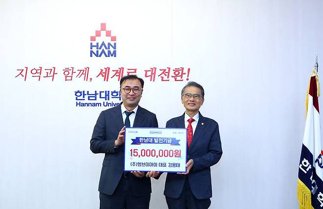 왼쪽부터 김용태 대표와 이승철 총장  *재판매 및 DB 금지