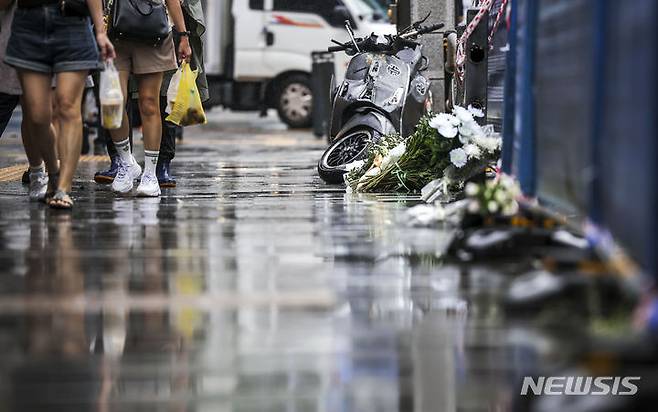 [서울=뉴시스] 정병혁 기자 = 지난 2일 중구 시청역 인근 교차로에서 전날 발생한 차량 인도 돌진 교통사고 현장에 고인을 추모하는 꽃이 놓여있다. 2024.07.02. jhope@newsis.com