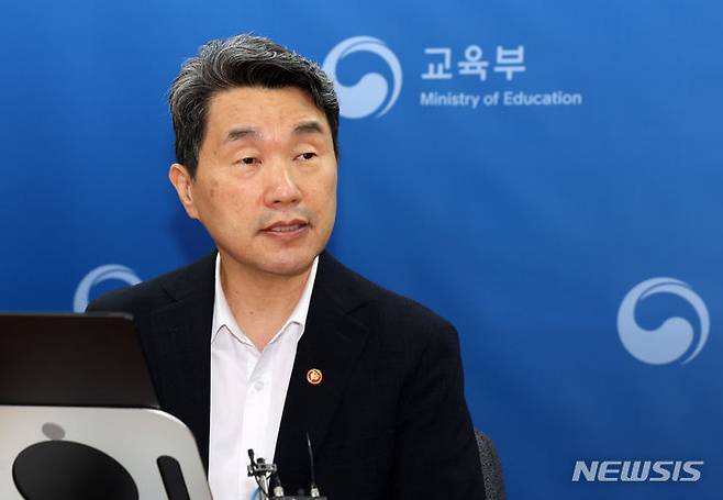 [서울=뉴시스] 배훈식 기자 = 이주호 사회부총리 겸 교육부 장관이 3일 오후 서울 종로구 정부서울청사에서 2024년 2학기 늘봄학교 준비를 위한 부교육감 회의를 하고 있다. 2024.07.03. dahora83@newsis.com