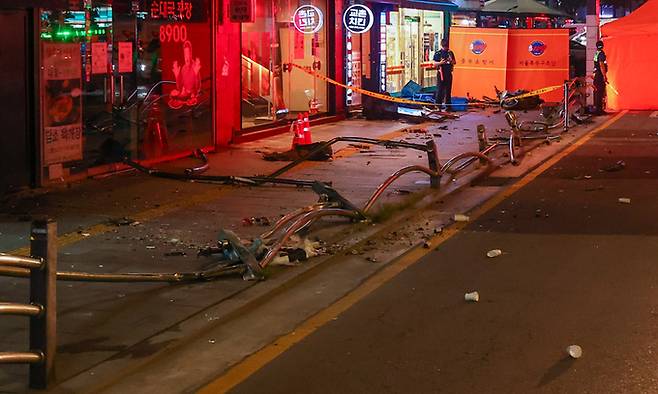 2일 전날 대형 교통사고가 발생한 서울 시청역 인근 교차로 인도에 사고 여파로 파편이 흩어져 있다. 연합뉴스