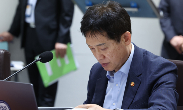 김주현 금융위원장이 2일 서울 용산 대통령실 청사에서 열린 국무회의에 앞서 자료를 보고 있다. 뉴시스