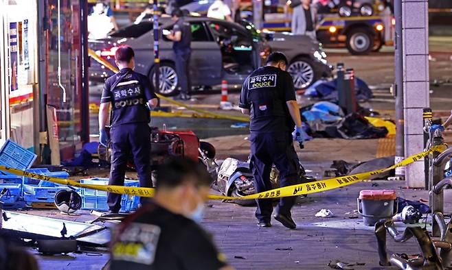 2일 새벽 서울 중구 서울시청역 인근 교차로에서 과학수사대가 현장조사를 하고 있다. 전날 오후 9시27분&nbsp;이곳에서&nbsp;차량이 인도로 돌진해 9명이 숨지는 대형 교통사고가 발생했다. 뉴시스