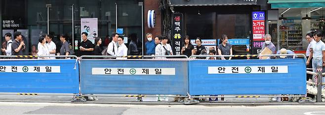 3일 서울 중구 시청역 교차로 인근에서 발생한 역주행 차량 인도 돌진사고 참사 현장을 찾은 시민들이 고인을 추모하고 있다.
