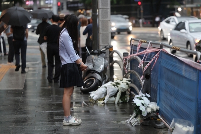 지난 2일 전날 밤 대형 교통사고가 발생한 서울 중구 시청역 7번출구 인근 사고 현장에 추모객들의 발길이 이어지고 있다. 연합뉴스