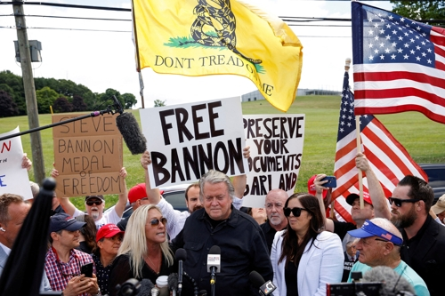 스티브 배넌(가운데) 전 백악관 고문이 1일 연방교도소 앞에서 지지자들의 응원을 받고 있다. 코네티컷 로이터 연합뉴스