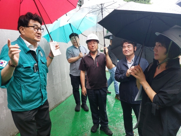 지난 2일 장마철 수해를 대비해 쌍문동과 창동 일대의 위험지역을 점검한 홍국표 의원