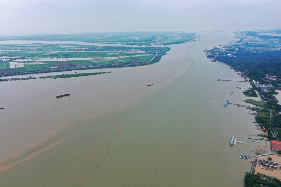 지난 2일 중국 동부 장시성에서 드론이 촬영한 포양호(오른쪽)와 양쯔강이 최근 집중된 폭우로 수위가 상승한 모습. 2024.7.2 신화 연합뉴스