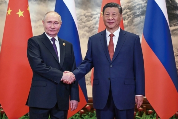 시진핑(오른쪽) 중국 국가주석과 블라디미르 푸틴 러시아 대통령이 지난 5월 16일 중국 베이징에서 만나 정상회담을 갖기 전 악수를 나누고 있다. 베이징 UPI 연합뉴스