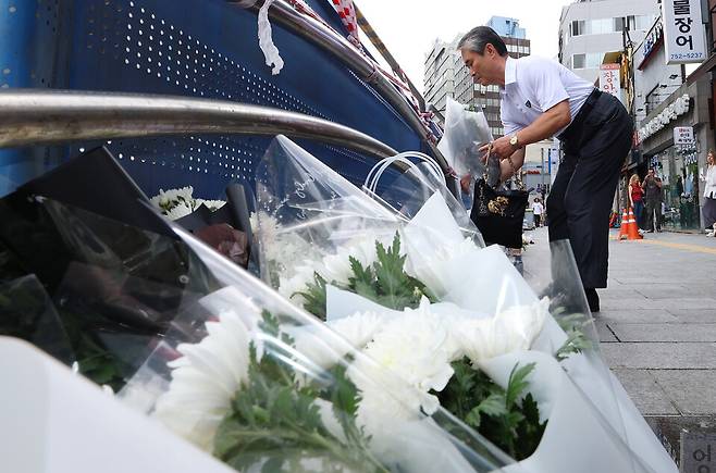 7월3일 서울 중구 시청역 교차로 인근에 교통사고 희생자들을 추모하는 국화가 놓여 있다. ⓒ 연합뉴스