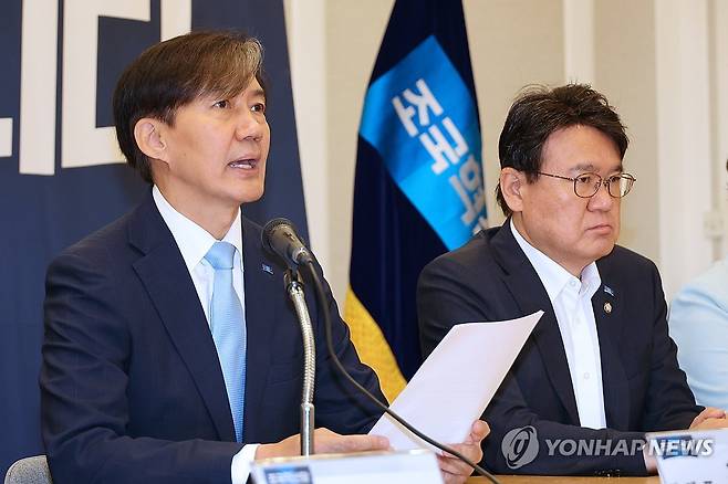 발언하는 조국 대표 (서울=연합뉴스) 김주성 기자 = 조국혁신당 조국 대표가 1일 오전 국회에서 열린 최고위원회의에서 발언하고 있다. 2024.7.1 utzza@yna.co.kr