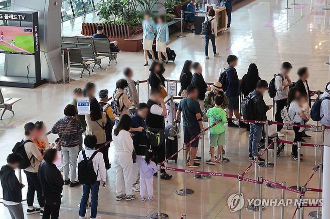 황금연휴 앞둔 김포공항 국내선 청사 (서울=연합뉴스) 박동주 기자 = 황금연휴를 앞둔 3일 서울 강서구 김포공항 국내선 청사에서 여행객 등이 대기하고 있다. 2024.5.3 pdj6635@yna.co.kr