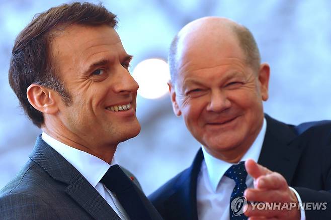 에마뉘엘 마크롱 프랑스 대통령(왼쪽)과 올라프 숄츠 독일 총리 [EPA 연합뉴스 자료사진. 재판매 및 DB 금지]