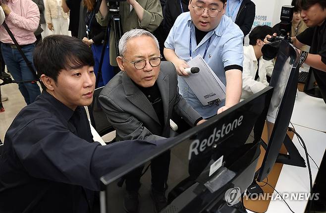 확률형 아이템 정보공개 모니터링 체험하는 유인촌 장관 (서울=연합뉴스) 유인촌 문화체육관광부 장관이 8일 서울 서대문구 게임물관리위원회 수도권사무소에서 전 프로게이머 홍진호와 함께 확률형 아이템 정보공개 모니터링을 직접 해보고 있다. 2024.5.8 [문화체육관광부 제공. 재판매 및 DB 금지] photo@yna.co.kr