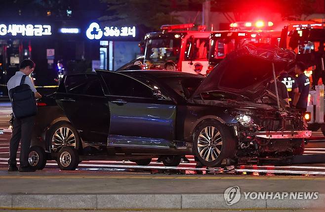 시청역 인근 대형교통사고로 완전히 파괴된 차량 (서울=연합뉴스) 서대연 기자 = 2일 오전 전날 대형 교통사고가 발생한 서울 시청역 인근 교차로에서 경찰이 완전히 파괴된 차량 주변을 통제하고 있다. 2024.7.2 dwise@yna.co.kr