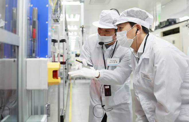 안덕근 산업통상자원부 장관이 지난 3월 18일 충북 청주 LG에너지솔루션 오창 에너지플랜트에서 열린 이차전지 수출현장 점검회의에 앞서 자동차 파우치형 배터리 생산라인 현장을 둘러보고 있다. (사진=산업통상자원부 제공)