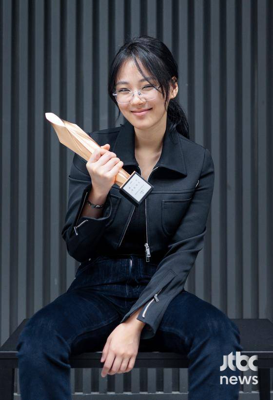 '제60회 백상예술대상'에서 영화 부문 여자 신인 연기상을 수상한 배우 김형서가 서울 마포구 상암동 JTBC에서 수상 인터뷰를 갖고 포즈를 취하고 있다. 박세완 엔터뉴스팀 기자 park.sewan@jtbc.co.kr (콘텐트비즈니스본부)