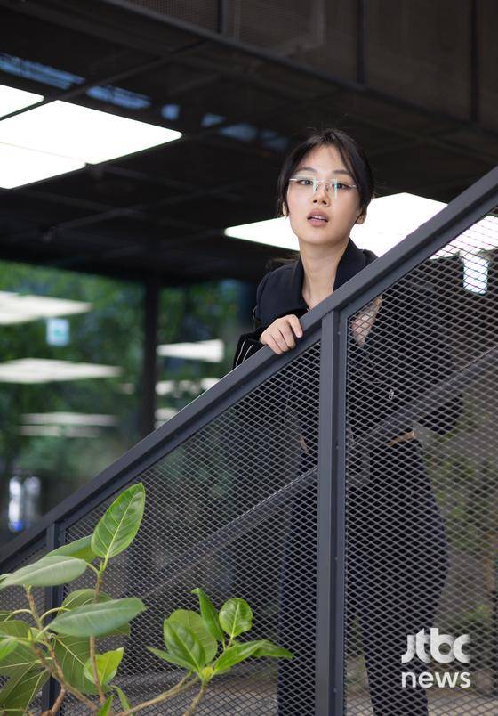 '제60회 백상예술대상'에서 영화 부문 여자 신인 연기상을 수상한 배우 김형서가 서울 마포구 상암동 JTBC에서 수상 인터뷰를 갖고 포즈를 취하고 있다. 박세완 엔터뉴스팀 기자 park.sewan@jtbc.co.kr (콘텐트비즈니스본부)