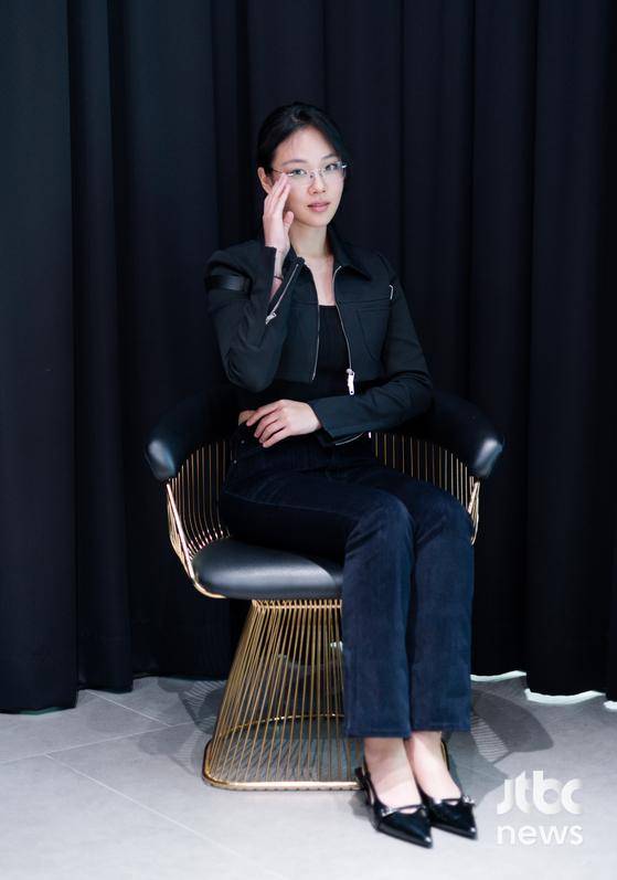 '제60회 백상예술대상'에서 영화 부문 여자 신인 연기상을 수상한 배우 김형서가 서울 마포구 상암동 JTBC에서 수상 인터뷰를 갖고 포즈를 취하고 있다. 박세완 엔터뉴스팀 기자 park.sewan@jtbc.co.kr (콘텐트비즈니스본부)