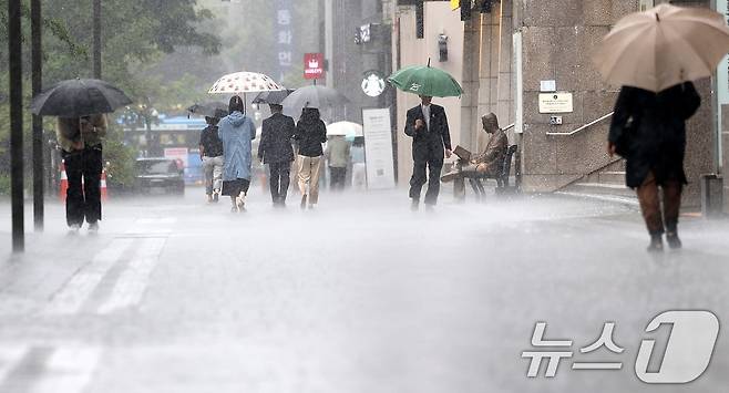 장맛비가 내리는 2일 서울 광화문광장에서 우산 쓴 시민들이 발걸음을 재촉하고 있다. 2024.7.2/뉴스1 ⓒ News1 박지혜 기자