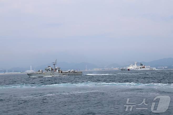 동해해경청-해군1함대 합동훈련.(동해해경청 제공) 2024.7.4/뉴스1