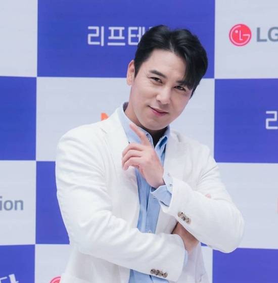 2011년 트로트 전향을 선언하고, '사랑해 누나'라는 곡을 발표하며 록 트로트 가수로 첫발을 내디뎠다. 장민호는 중학교 때부터 연기학원에 다니며 단역 배우와 CF 모델로 활동했다. /LG헬로비전